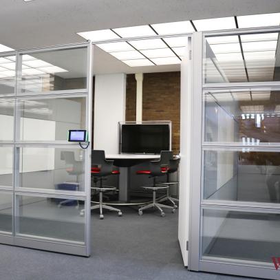 Room with windows, tables and chairs