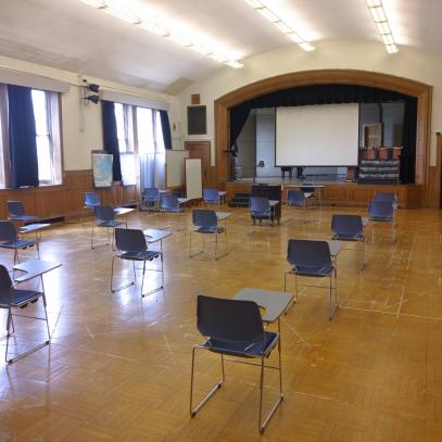 Presentation space with dispersed seating